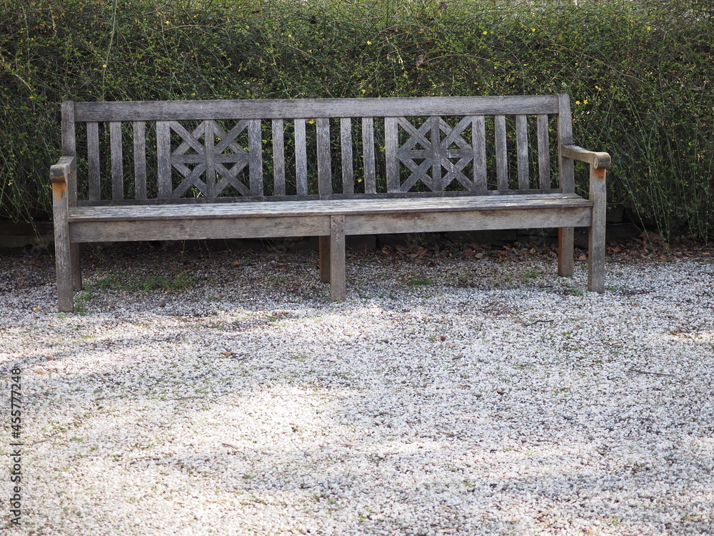 Einsame, verlassene und vom Wetter ausgeblichene Bänke aus Holz in einem Park Einsame, verlassene und vom Wetter ausgeblichene Bänke aus Holz in einem Park