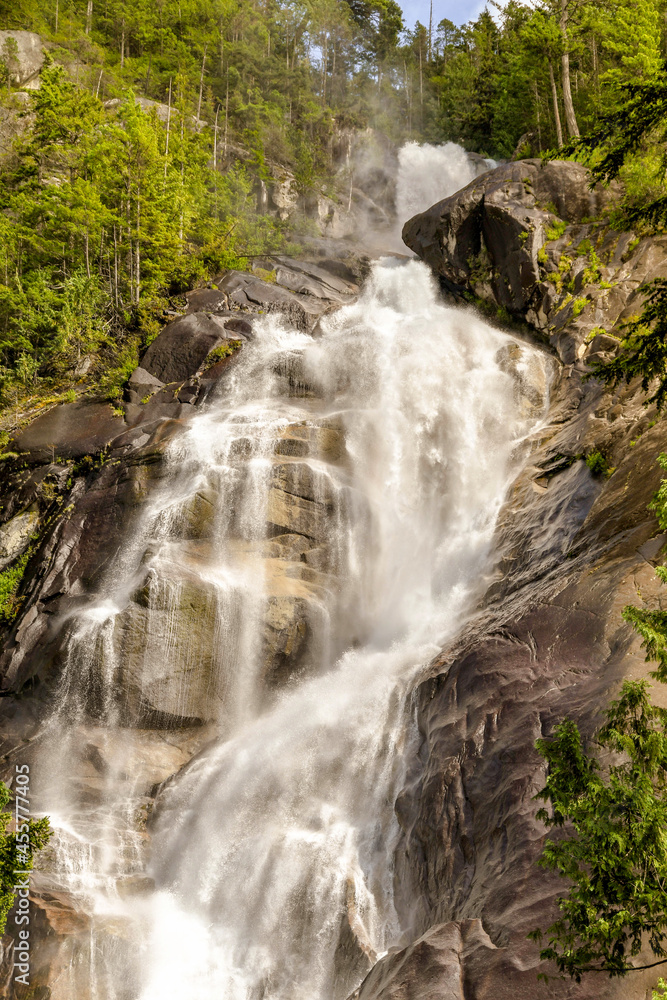 Fototapeta premium Scenic view of Shannon Falls, a tourist attraction near Squamish in British Columbia.
