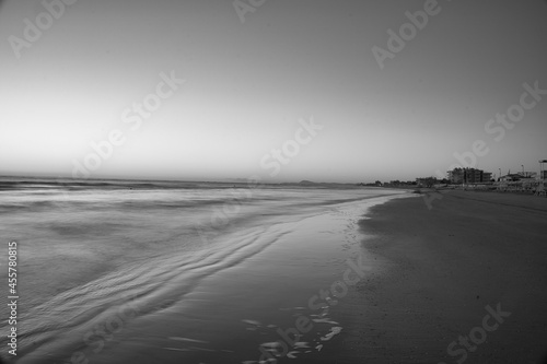 Fototapeta Naklejka Na Ścianę i Meble -  Alba in riva al mare in bianco e nero