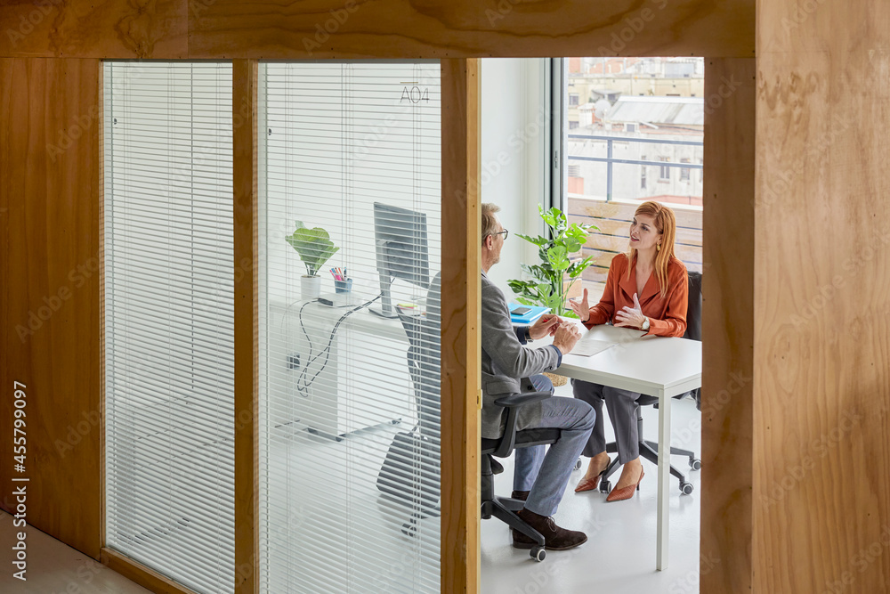 © ALTO IMAGES/Stocksy - Female lawyer meeting her client © ALTO IMAGES/Stocksy - Female lawyer meeting her client