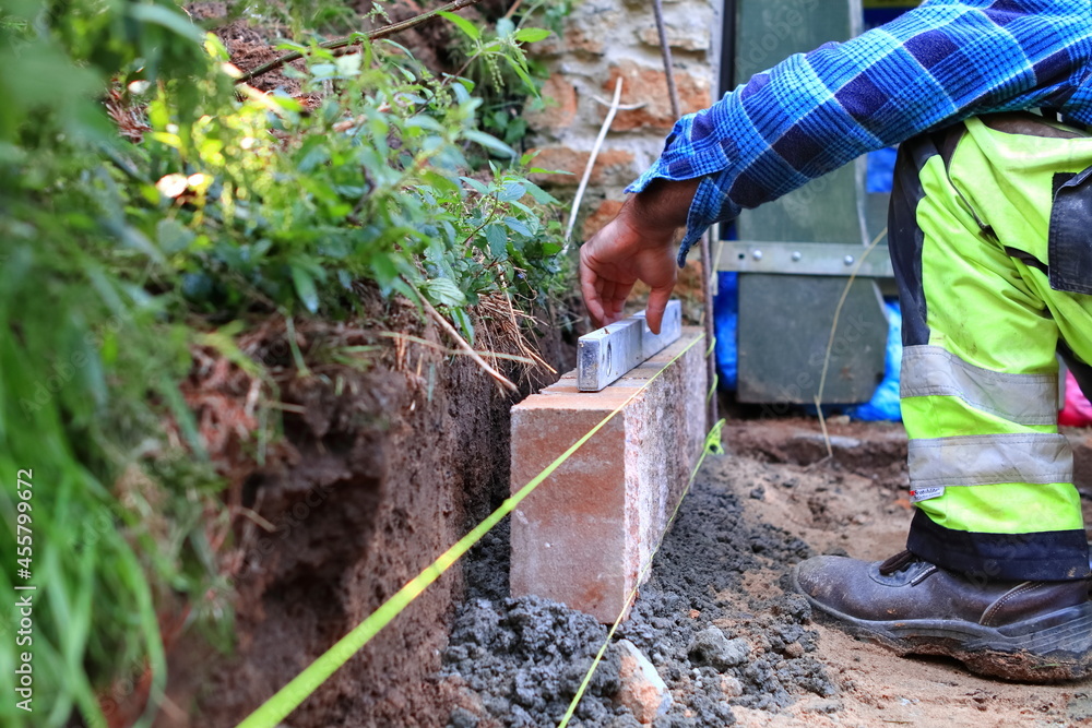Fototapeta premium Kostka brukowa, układanie palisad betonowych. Brukarstwo. Paving.