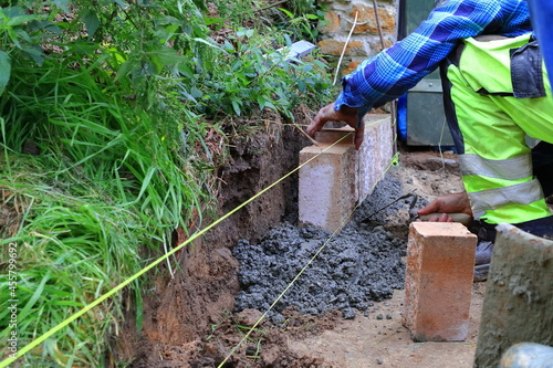 Układanie palisad betonowych. Kostka brukowa. Brukarstwo. Paving