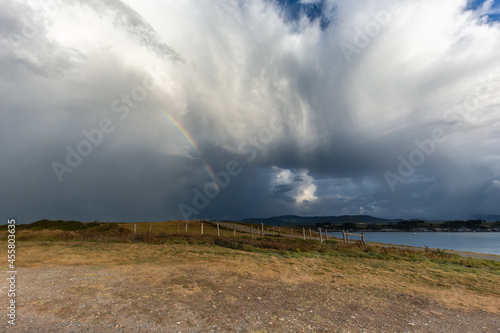 Evolution of the storm on the Cantabrian coast until the spectacular multicolored sunset 