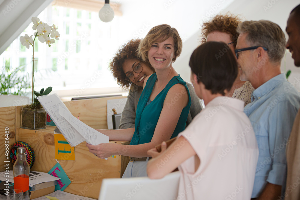 Obraz premium Office workers talking at desk using tablet