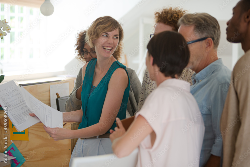 Obraz premium Office workers talking at desk using tablet