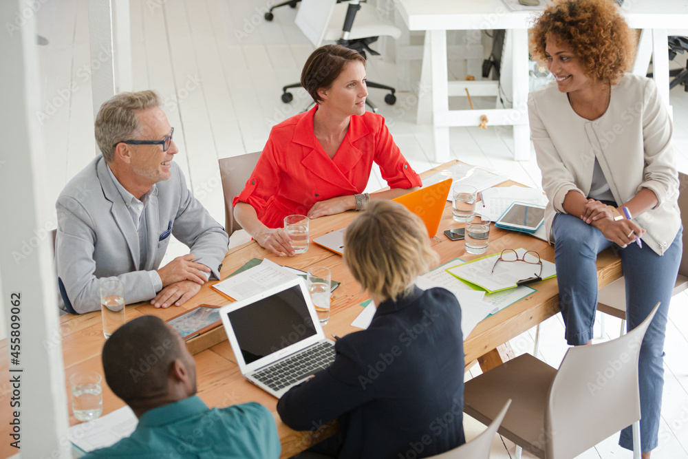 Obraz premium Office workers having meeting at desk