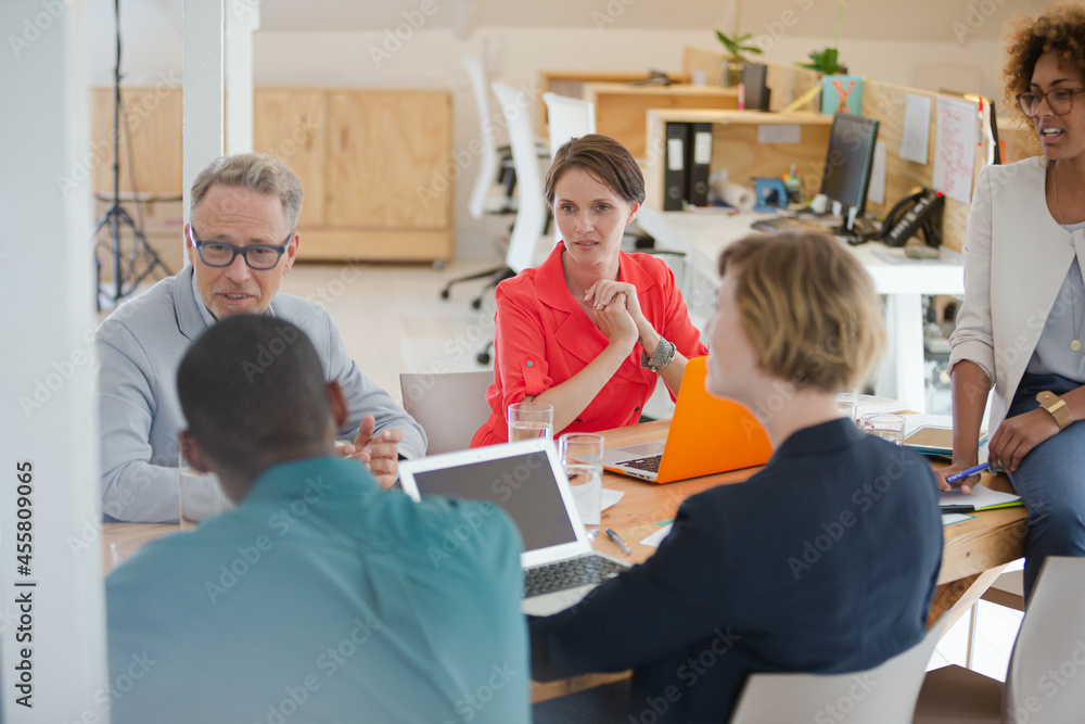 Obraz premium Office workers having meeting at desk