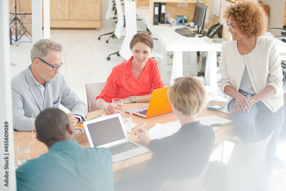 Obraz premium Office workers having meeting at desk