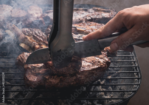 Cortes de carne al carbón