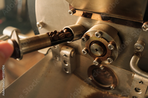 Roasting coffee using a manual machine photo