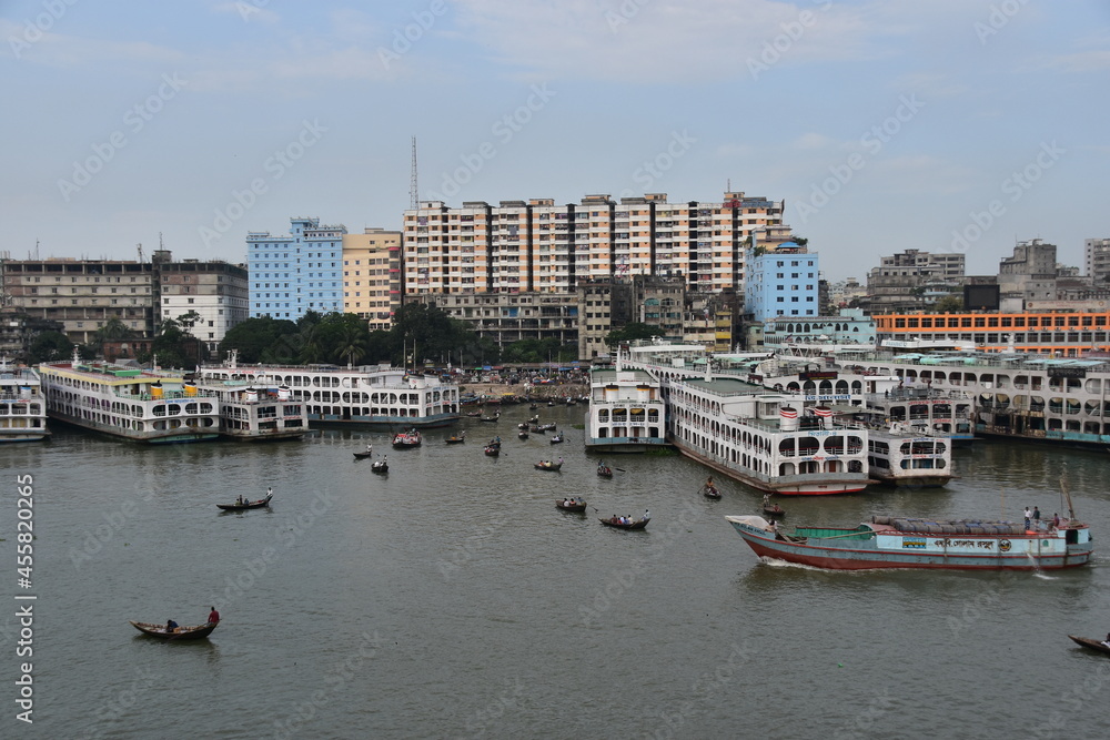 バングラデシュの首都のダッカ。
船着場のショドルガット。
川岸に停留中のフェリー。
川を渡る渡し船。
