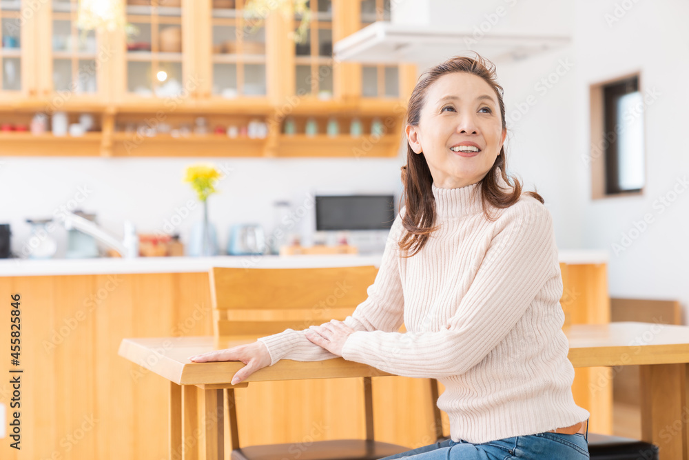 部屋でリラックスするシニア女性 部屋でリラックスするシニア女性