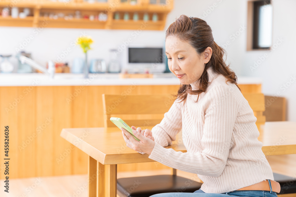 スマートフォンを見るシニア女性 スマートフォンを見るシニア女性
