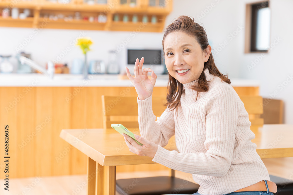 スマートフォンを見るシニア女性