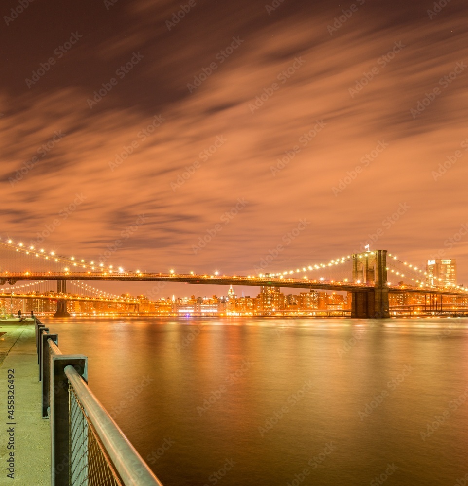 Fototapeta premium Night view of Manhattan and Brooklyn bridge