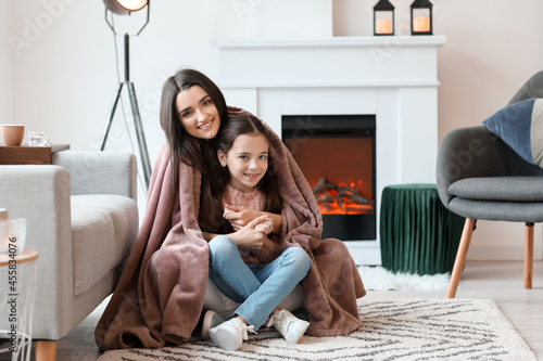 Young mother and daughter r...