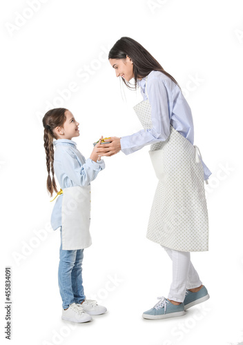 Young mother and daughter w...