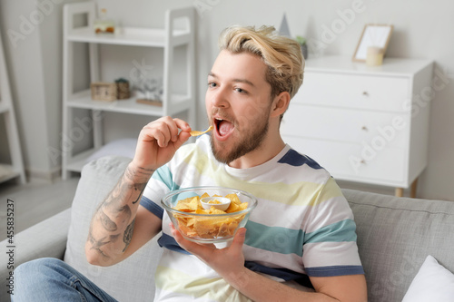 Handsome young man eating t...