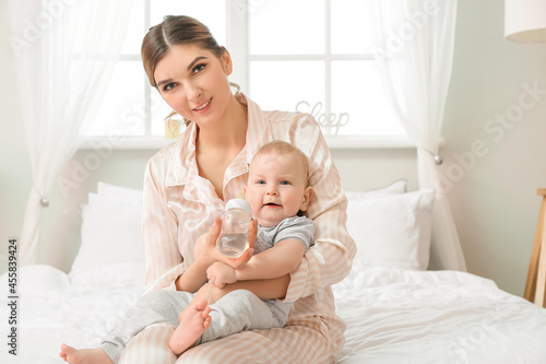 Young mother giving water t...