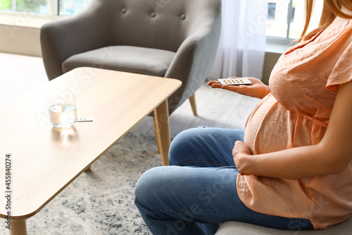 Young pregnant woman with p...