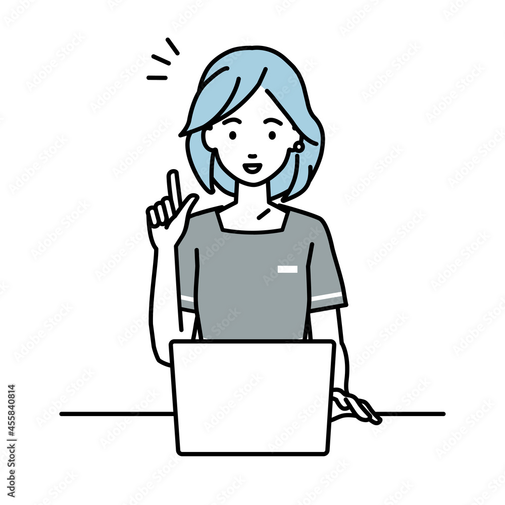 デスクで座ってPCを開いて何かひらめいたエステ店員の女性