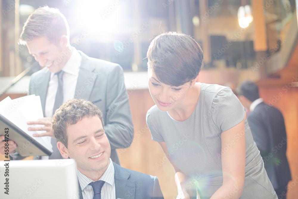 Obraz premium Business people working at computer