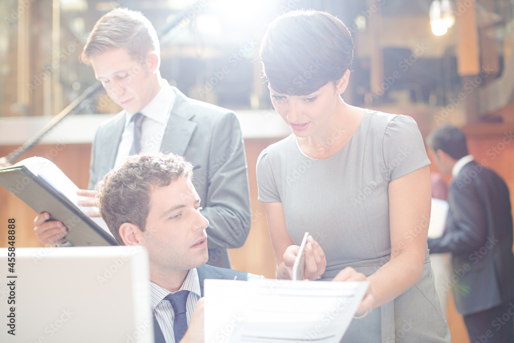 Obraz premium Business people working at computer