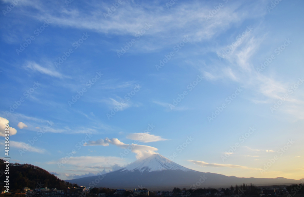 Obraz premium Lake Kawaguchiko is one of the best places in Japan to enjoy scenery of Mount Fuji .
