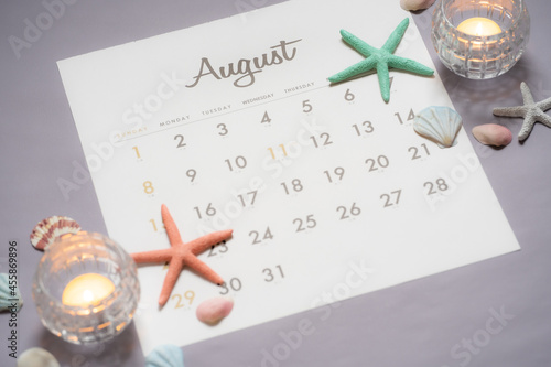 8月のカレンダーと海小物