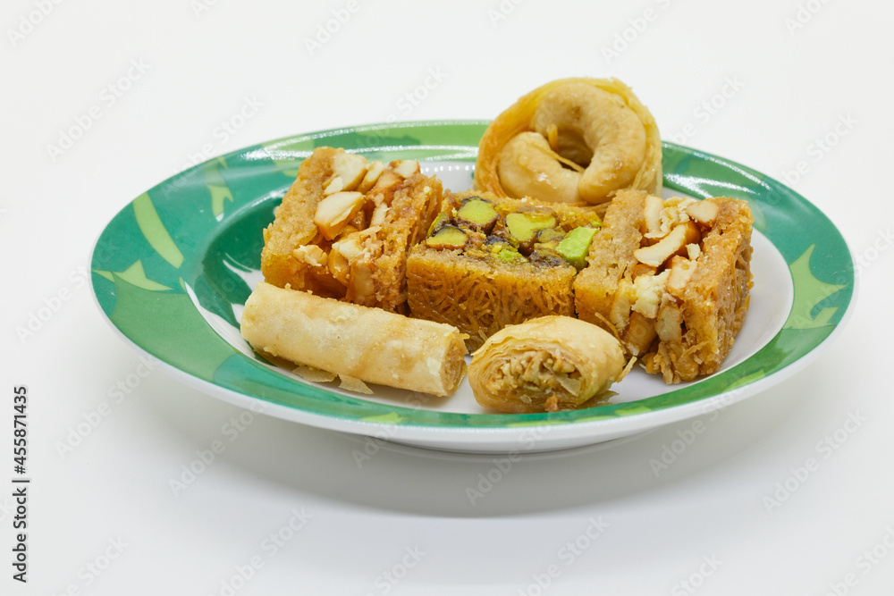 Baklava, cake made with a paste of crushed pistachios or walnuts, distributed in a filo dough and bathed in syrup or honey syrup. Baklava, cake made with a paste of crushed pistachios or walnuts, distributed in a filo dough and bathed in syrup or honey syrup.