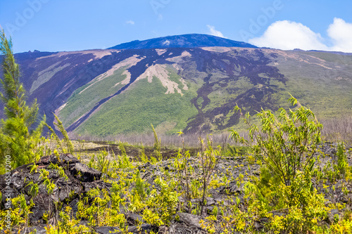 Les pentes extérieures du Piton de la Fournaise, volcan emblématique de l’île de la Réunion  photo