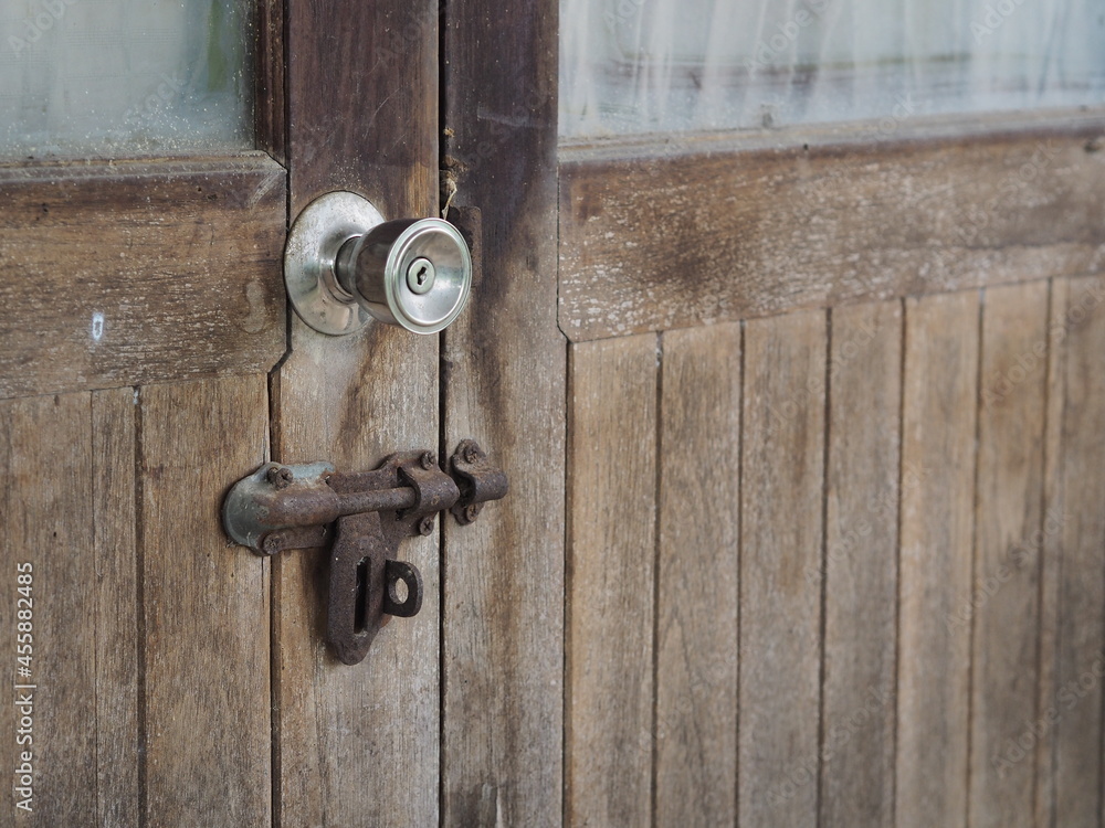 Fototapeta premium door knob and old rust padlock key on wooden door