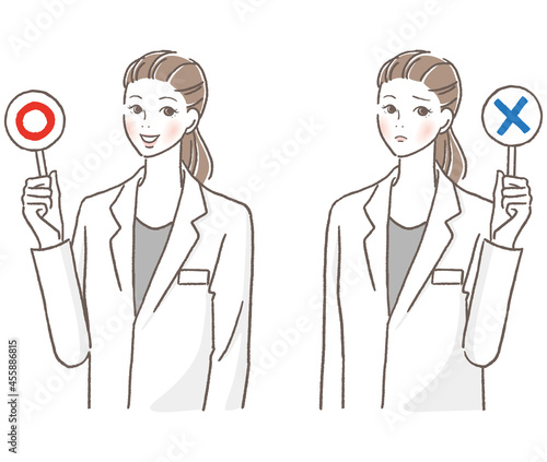マルとバツの札を持つ女性医師