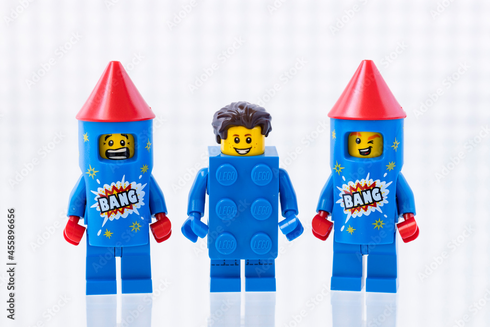 Deutschland 6. September 2021 Lego Minifiguren JUnge und zwei Raketen  Stock-Foto | Adobe Stock