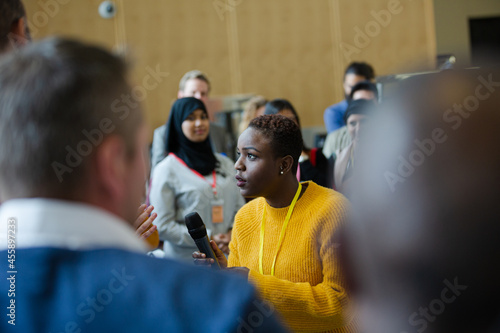 Female speaker talking to audience © KOTO