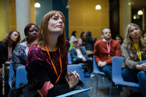 Attentive woman listening in conference audience Fototapet