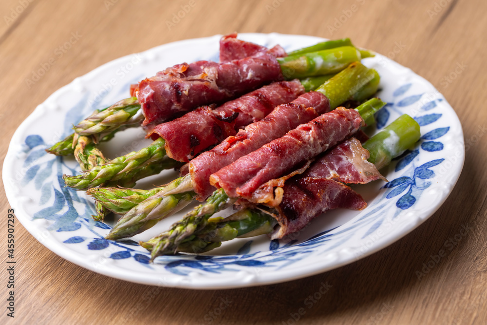Grilled asparagus with bacon (Turkish name; Pastirmali kuskonmaz ızgara) Grilled asparagus with bacon (Turkish name; Pastirmali kuskonmaz ızgara)
