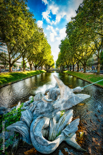 Kanal mit Skulptur Stadtgraben Königsallee in Düsseldorf
