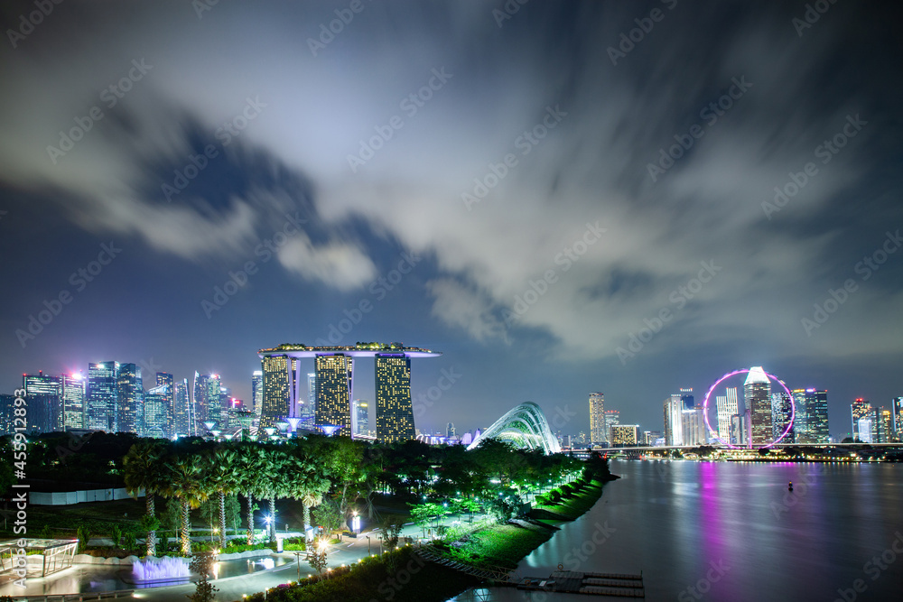 Fototapeta premium SSINGAPORE, SINGAPORE - MARCH 2019: Vibrant Singapore skyline at night