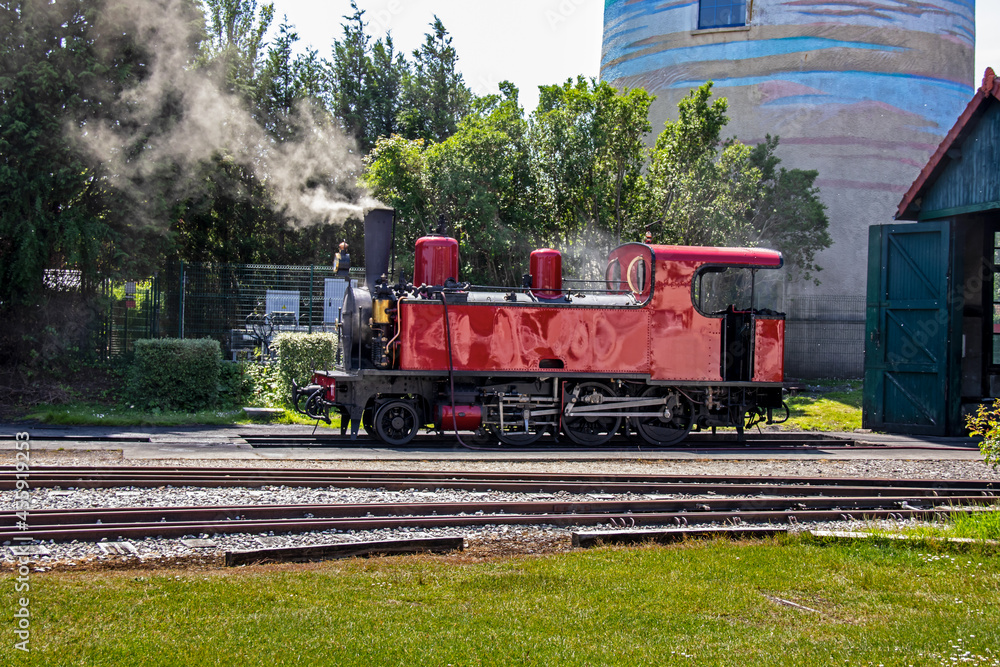 Fototapeta premium Le Crotoy. Ancienne locomotive à charbon en gare. Somme. Picardie. Hauts-de-France 