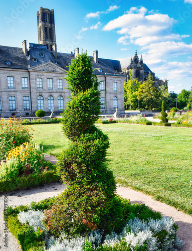 Jardines de L'Eveche y museo de bellas artes de Limoges, Francia photo