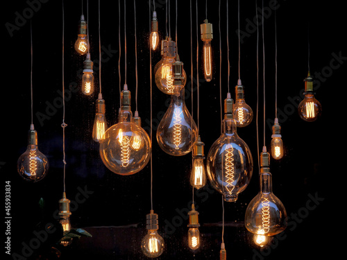 Different shaped vintage light bulbs on black background. Fototapet