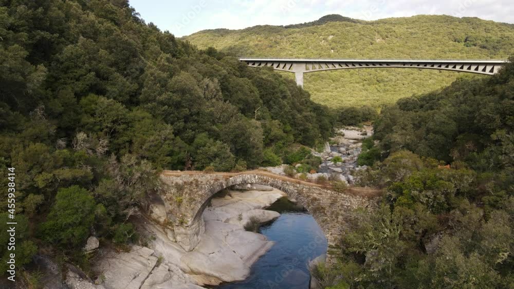 pont génois et pont moderne sur le Taravo - Corse-du-Sud pont génois et pont moderne sur le Taravo - Corse-du-Sud