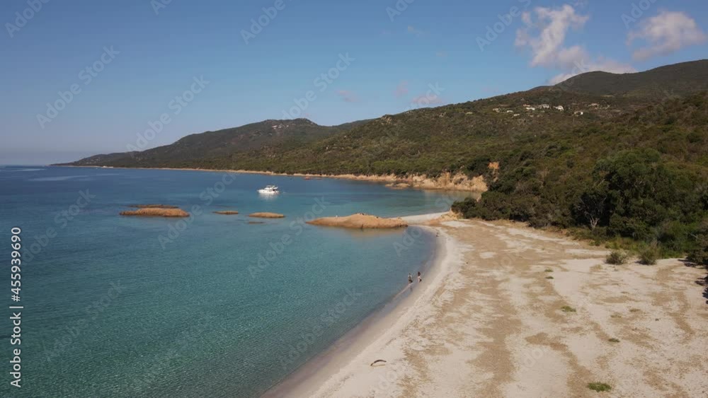 couple sur une plage de Corse en été couple sur une plage de Corse en été