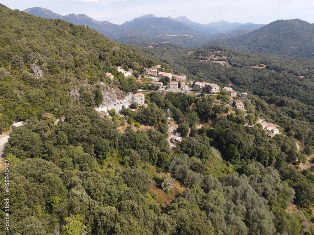 village pittoresque de Corse en été village pittoresque de Corse en été