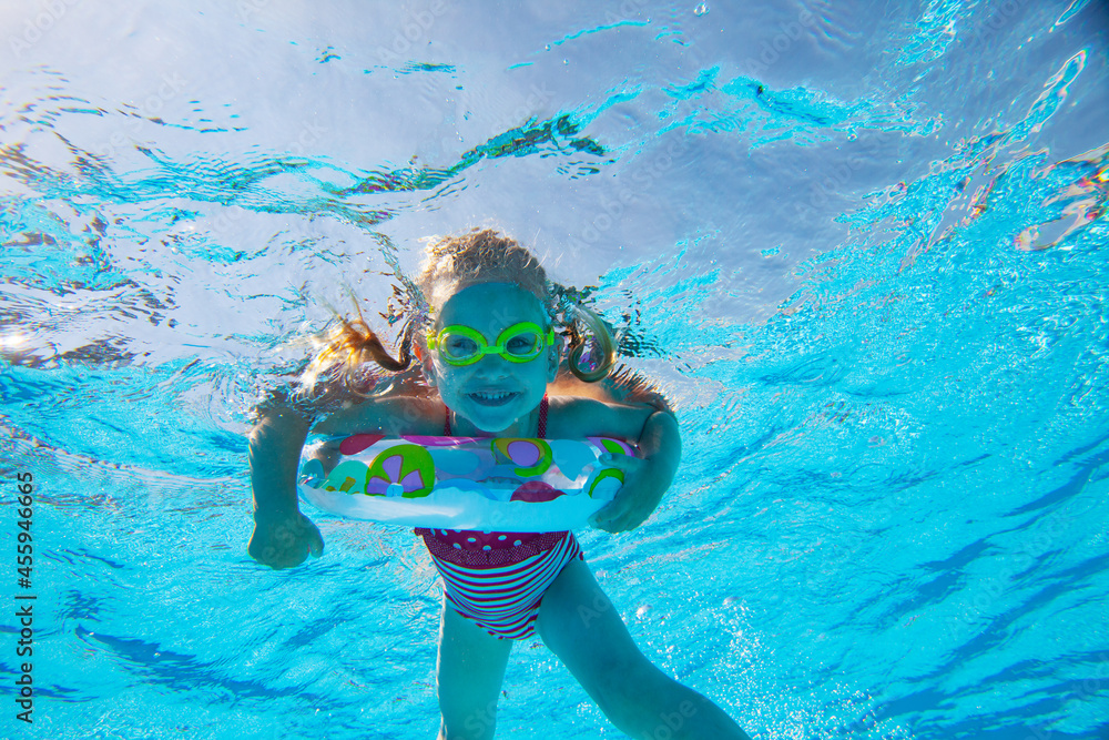 Fototapeta premium little girl in pool
