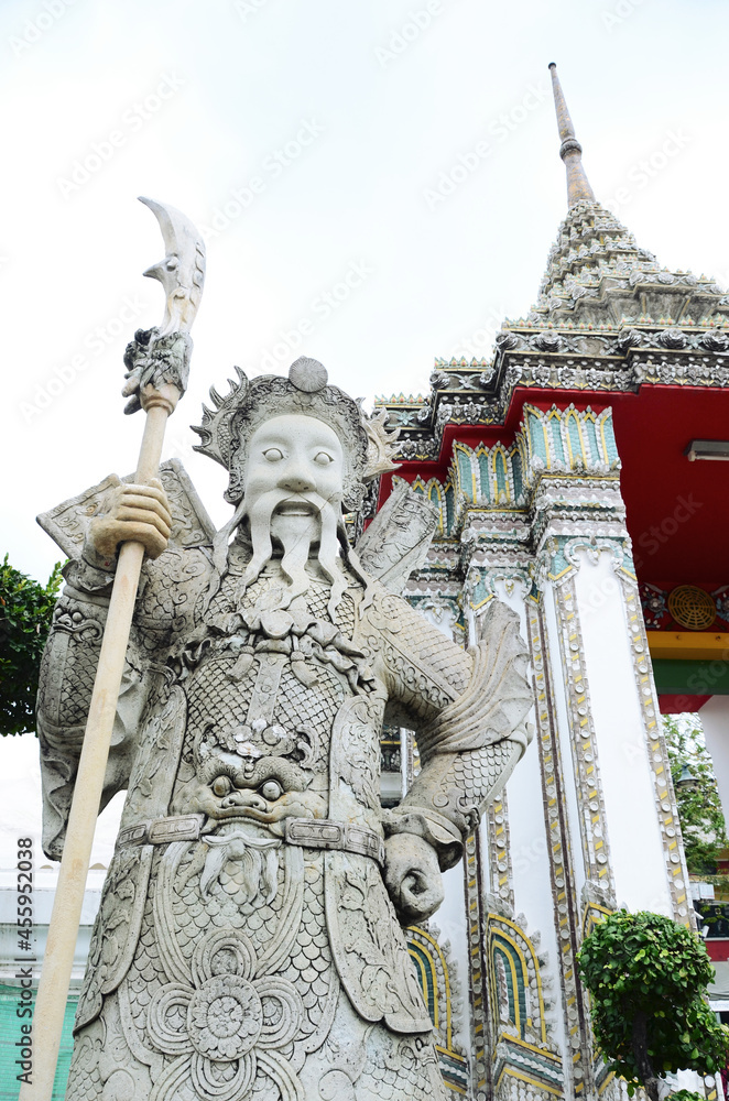 Obraz premium THAILAND, BANGKOK: Scenic view of traditional architecture of old Thailand temple palace with statues and stupas
