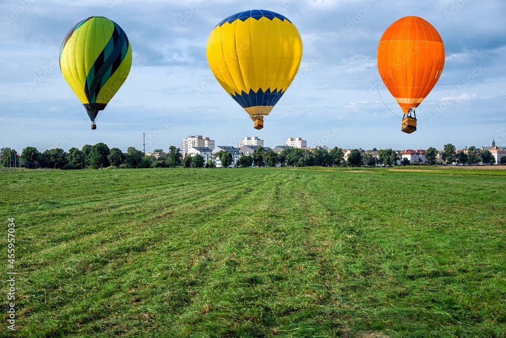 Naklejka premium balloon against the backdrop of sky and sunset, silence of nature