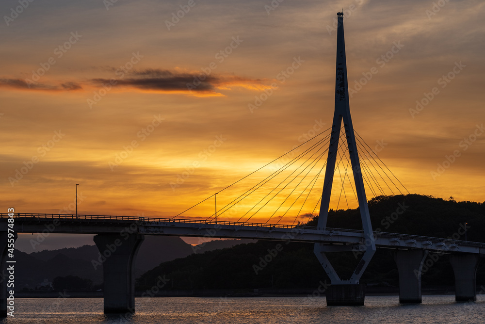 Obraz premium 朝焼けと周防灘にかかる周防大橋
