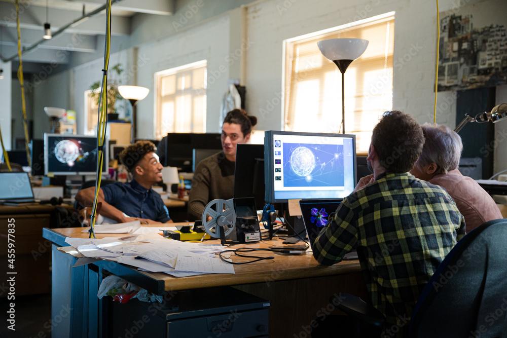 © KOTO - Colleagues working together at computer © KOTO - Colleagues working together at computer